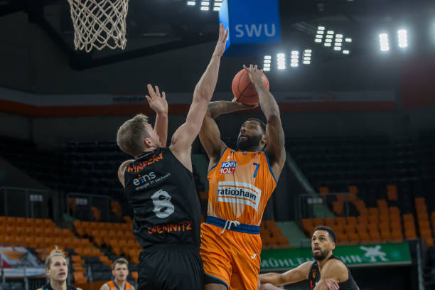 中途因伤被 中途因伤被